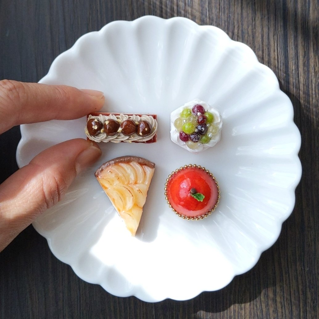 shiro_tetu_'s tweet image. 【お知らせ】
本日10月26日(土)21時より新作の販売を行います。
４種類1セットのミニチュアケーキのマグネットです。
横から見ても可愛いように仕上がりました☺️

どうぞよろしくお願いいたします🍁

#minne 
minne.com/@shiroyanagi