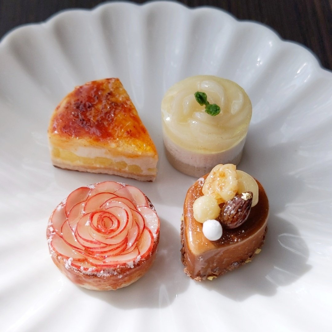 shiro_tetu_'s tweet image. 【お知らせ】
本日10月26日(土)21時より新作の販売を行います。
４種類1セットのミニチュアケーキのマグネットです。
横から見ても可愛いように仕上がりました☺️

どうぞよろしくお願いいたします🍁

#minne 
minne.com/@shiroyanagi