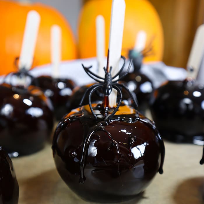 LoveFoodFeed's tweet photo. Get ready for a spooky treat this Halloween! 🎃 These black candy apples are not only hauntingly beautiful but also deliciously sweet. Perfect for your Halloween parties or just for fun!
https://t.co/UDiFEQDpa9 https://t.co/frRmPtq5Sz