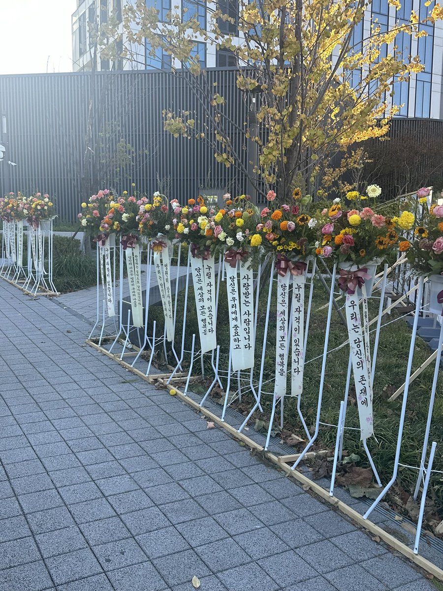 lhchou's tweet photo. i walked by SM today— new flowers are up and new posters too ! seunghan we miss yew 🙂‍↕️🙂‍↕️🙂‍↕️🥰

#RII7E_Or_None
#SMRespectRii7e
#BringBackSeunghan
#승한복귀_공지해_고소상황_공지해
 #smsupportsbullying https://t.co/ybCnVGX5YI