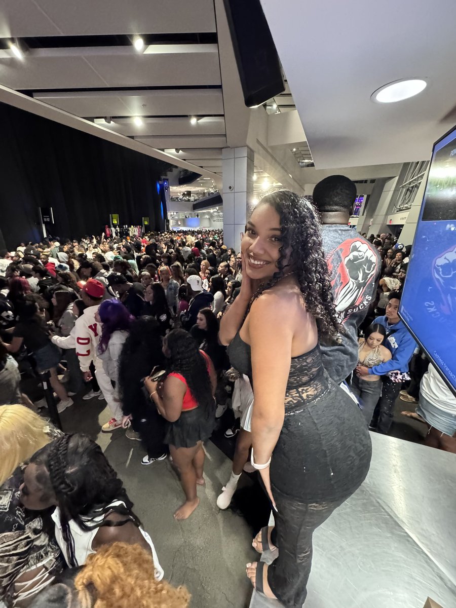 MariaDrip's tweet image. Rod wave concert had to be the most biggest let down, and damn I was in the middle of all that chaos. Literally ppl getting trampled #Rodwave