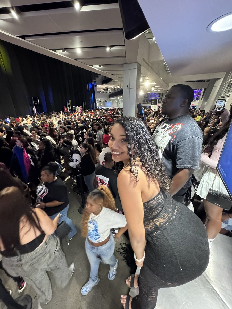 MariaDrip's tweet image. Rod wave concert had to be the most biggest let down, and damn I was in the middle of all that chaos. Literally ppl getting trampled #Rodwave