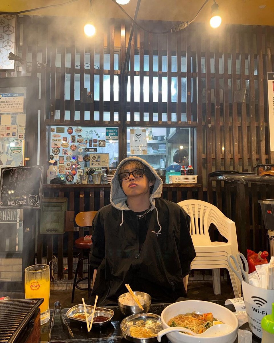 swlovezone's tweet photo. pov….. https://t.co/Vc9qj7bK6U