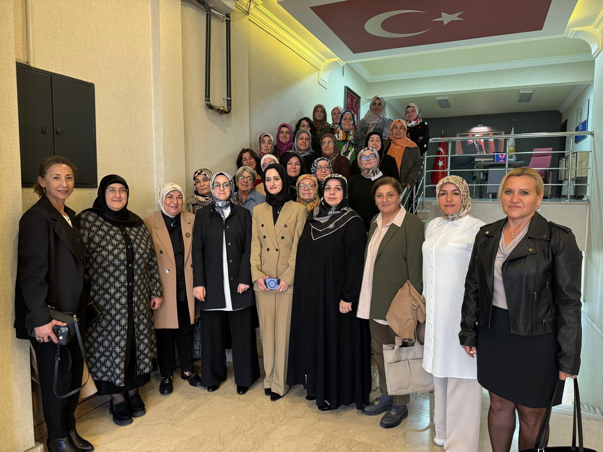 nesrinnhas06's tweet photo. Sayın Milletvekilimiz @selvacam ve önceki dönem ilçe kadın kolları başkanlarımızın teşrifleriyle,  ilçemiz ve gündeme dair istişarelerde bulunmak üzere Keçiören'de bir araya geldik.İlçe Kadın Kolu başkanımız Merve Erdoğan'a ve tüm kardeşlerimize teşekkür ediyoruz
@hatice_cakmak_ https://t.co/LQDvZY3u3b