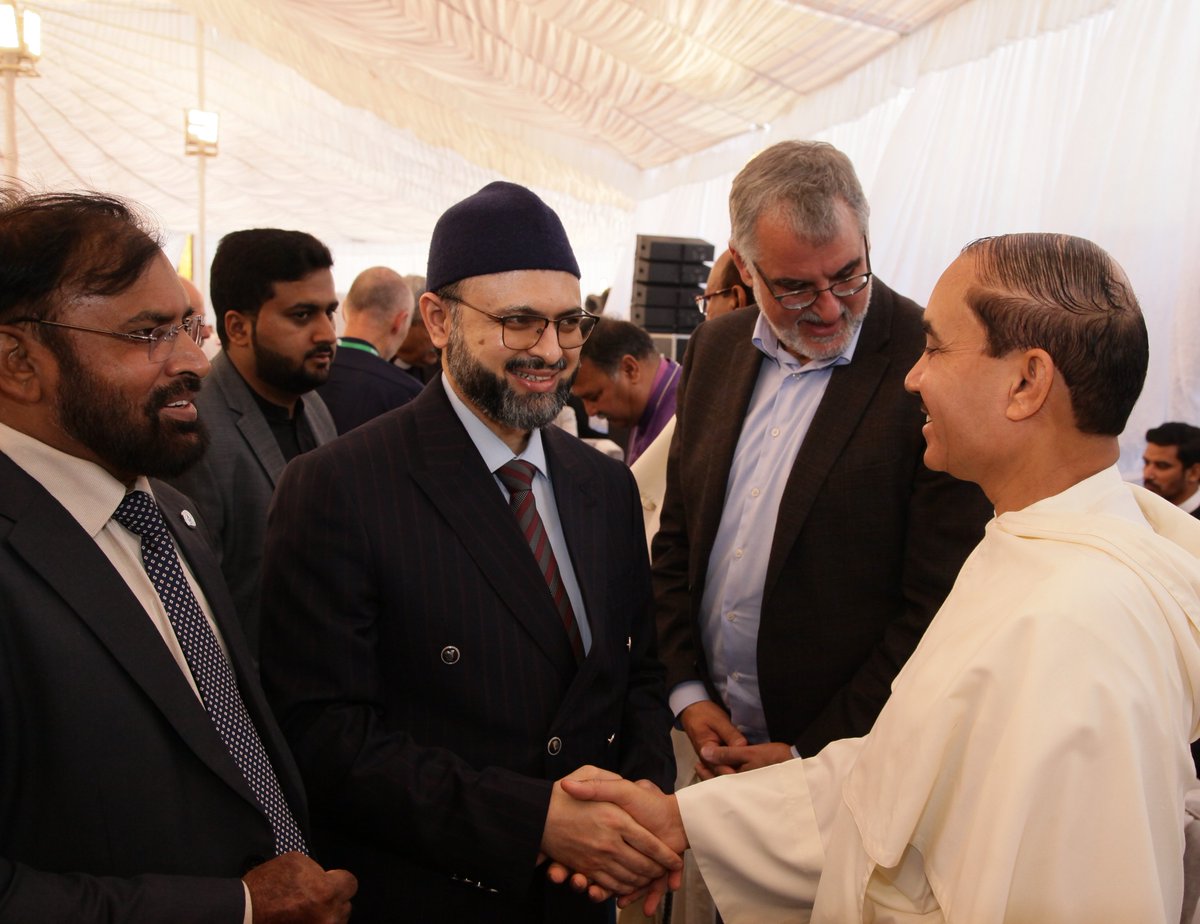 DrHassanQadri's tweet photo. Dr. Hassan Mohiuddin Qadri, met with former Maldivian President Dr. Mohamed Waheed Hassan, along with numerous global scholars and prominent figures at the 7th International Conference on World Religions (ICWR 2024), hosted by @OfficialMUL.
#ICWR https://t.co/1vXhvPWeaj