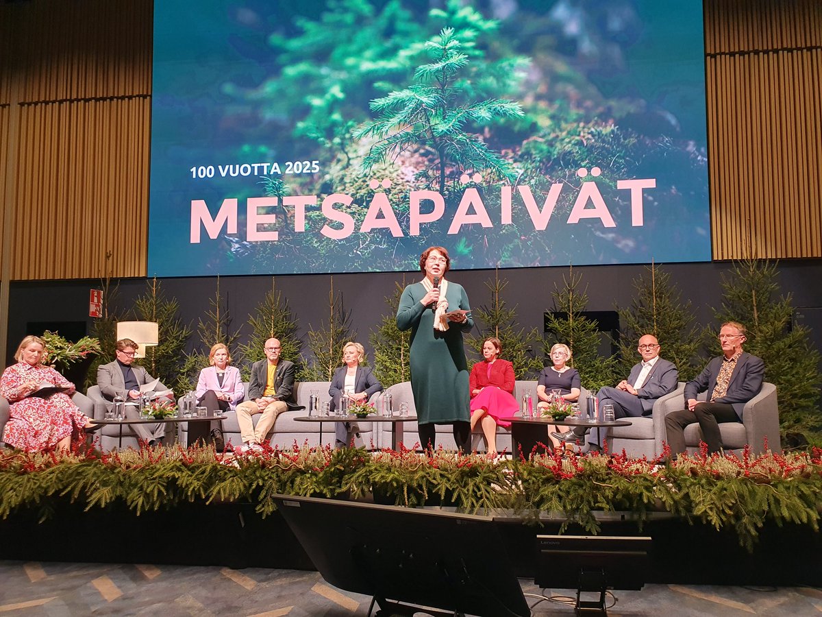 Metsäpäivien yleisöpäivä alkaa paneelilla metsänomistajuudesta. Paikalla arvovaltainen joukkue keskustelemassa