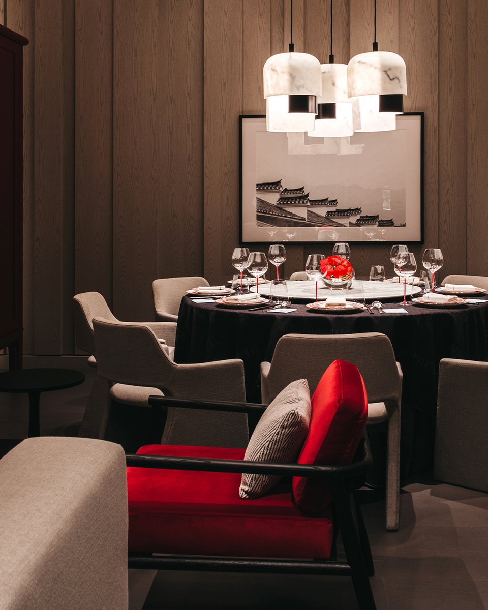 kellyhoppen's tweet photo. Red accents bring striking decadence to the Michelin-starred restaurant in Beijing. Wooden paneling frames the walls, enhancing the art and lighting to create a distinct atmosphere.
#MichelinStarDining #LuxuryInteriors #BeijingDining https://t.co/60KonsRFOP
