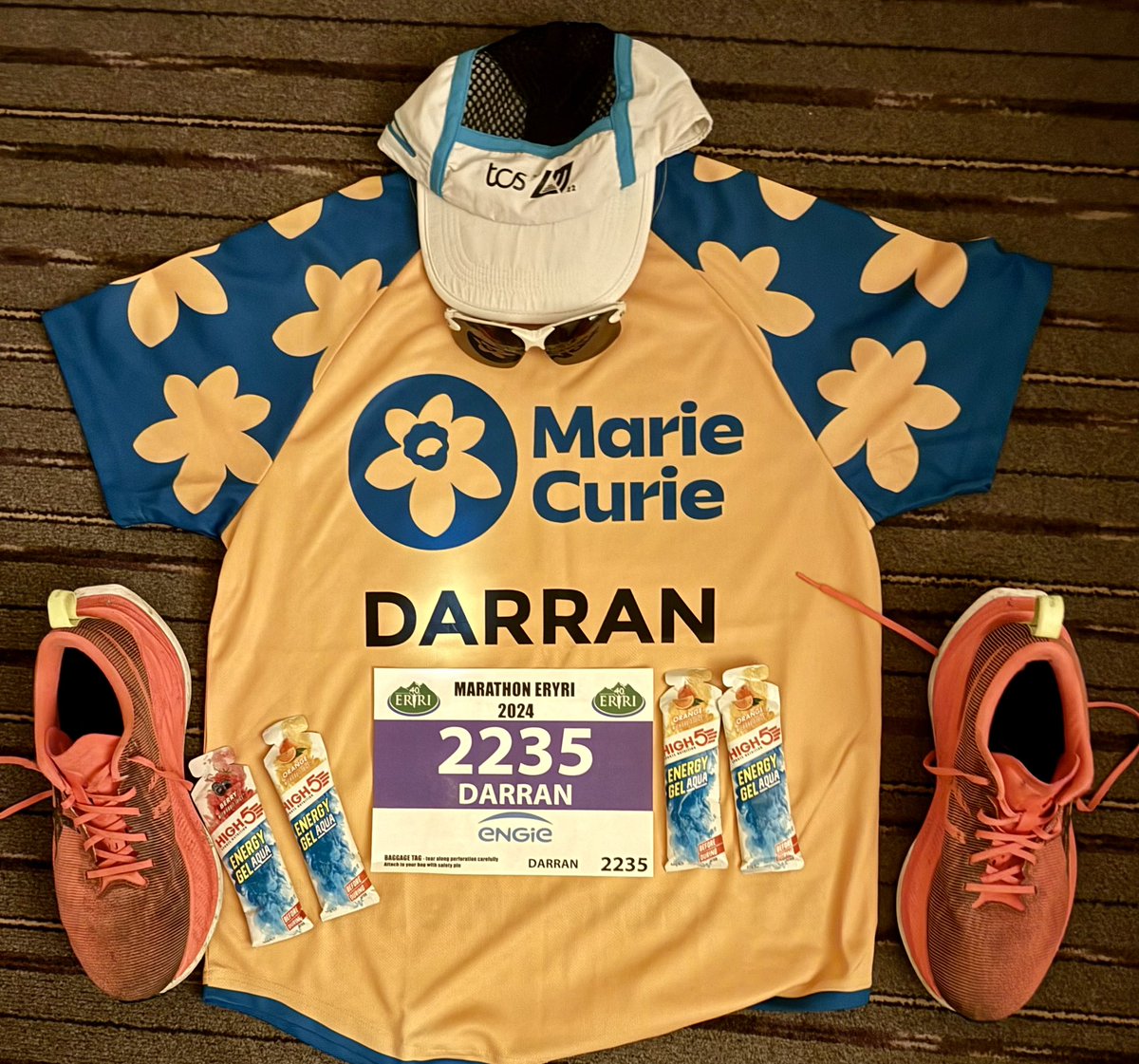 mozy1971's tweet photo. Well that’s me up and ready, bring on the Eryri (Snowdonia) Marathon 😳🤮. 
Flat lay all done with the @mariecurieuk @MarieCurieCymru 
top looking great 👍🤞🥲🥲 https://t.co/0lSztigkZ9