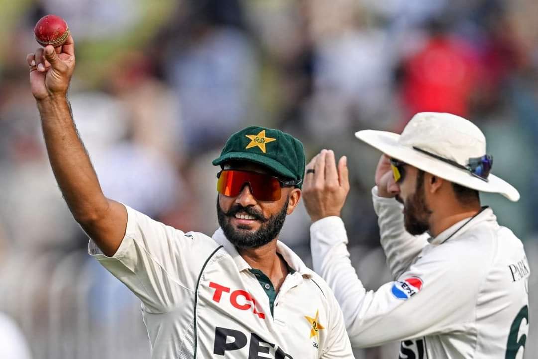 𝗕𝗥𝗘𝗔𝗞𝗜𝗡𝗚 𝗡𝗘𝗪𝗦: Sajid Khan becomes the 1st spinner to take 10 wickets in a match in Rawalpindi. 🇵🇰 #PAKvsENG #SajidKhan