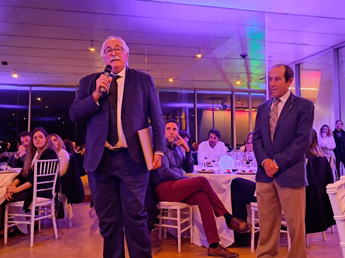 🏅SEMDOR reconoce la trayectoria profesional de los Dres. Mª Luisa Franco y Calixto Sánchez durante la cena del #congresoSEMDOR2024. Mª Franco envió un vídeo de agradecimiento y su distinción la recogió la Dra. <a href="/deilasuen/">Deiene</a>.