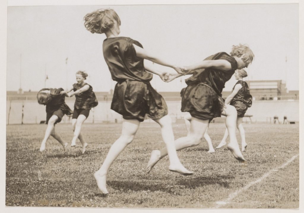 Vannacht gaat de wintertijd weer in. De eerste keer dat Nederland de zomertijd invoerde, was in 1916. De sportwereld is vanaf het begin de grootste voorstander geweest, omdat het zo mogelijk werd om een uur langer buiten te blijven.
Mijn verhaal staat op sportgeschiedenis.nl/nieuw/de-sport…