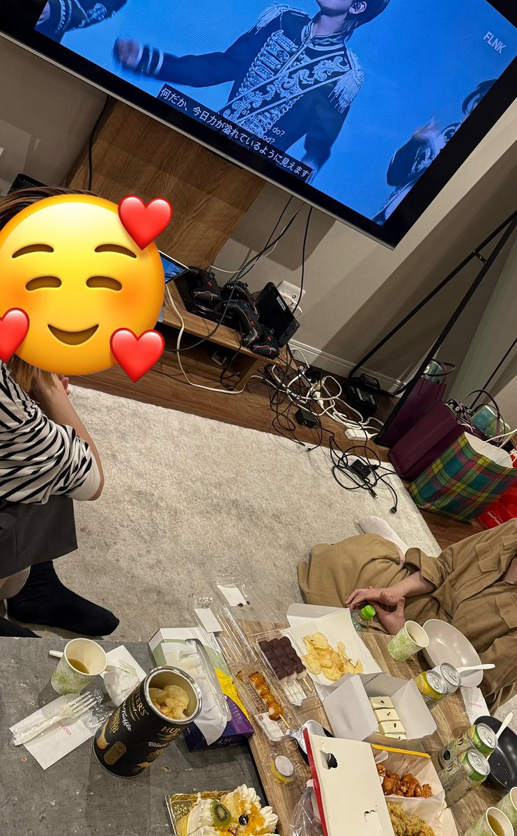 shibu_onoff's tweet photo. 日本コンサートで花道ステージを実現するために他グルペン達を呼びONF布教会（4時間）を開催したので活動報告。

オネノプとは？の説明後コンサートを視聴しながらぴゅずが初対面の他ペンに魅力ポイントを解説する初の試みです😂

【当日の感想】
曲が全部いい、歌上手い、メボ強い、ヒョジンかわいい、距離近い、イーションが水かけるかと思い��や飲むところがうける、ユトかっこいい、わいおさんの筋肉からのセキュリティー！の流れが面白い、ミンギュンが永瀬廉、スンジュンの目線がやばいなどなど

布教委員会？の皆様もお疲れ様でした〜