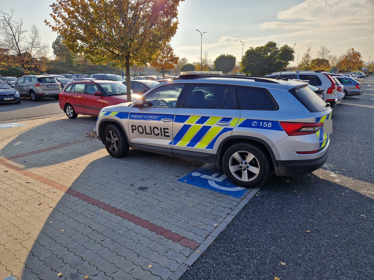 Keď auto bez povolenia parkovať na mieste pre invalidov zaparkuje na dvoch miestach pre invalidov zároveň, dostane jednu pokutu alebo dve? A keď takto zaparkujú policajti, môžu si tú pokutu rovno udeliť sami, alebo na seba musia zavolať kolegov? <a href="/PolicieCZ/">Policie ČR</a>