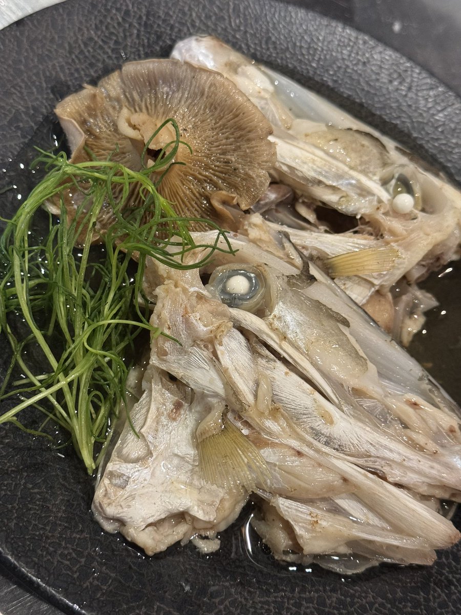 zarubaku's tweet photo. 天然きのこは市販の菌床のきのことは違って風味と旨味が爆発💥カヤタ��とウスバハギの昆布酒蒸し。もちろんウスバハギは天然の神経〆です🔥その他ナラタケも大量入荷！ご来店お待ちしております https://t.co/fcOkUZtNpZ
