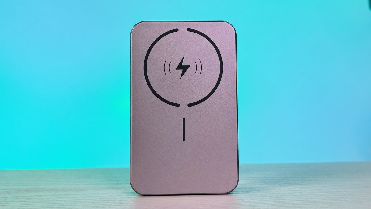 techbharat's tweet image. Stay powered up on the go with the Stuffcool Click 10000mAh 15W Magnetic Wireless Powerbank – slim, efficient, and perfect for all your wireless charging needs!

@Stuffcool 

#Powerbank #Wirelesscharging #stuffcool