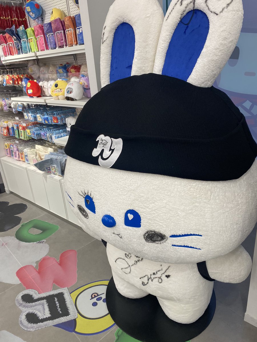 Modani12345's tweet image. LINE FRIENDS 渋谷本日16時ごろ！
newjeans村上ぬいキー、ふじわらTシャツ共にまだまだありそう🫶🏻（Tシャツに関してはレジで店員さんにすすめられた😂）

店内平和で、タイミングによっては個体差ゆっくり吟味できるくらい余裕ある🍠🍠
#NewJeans