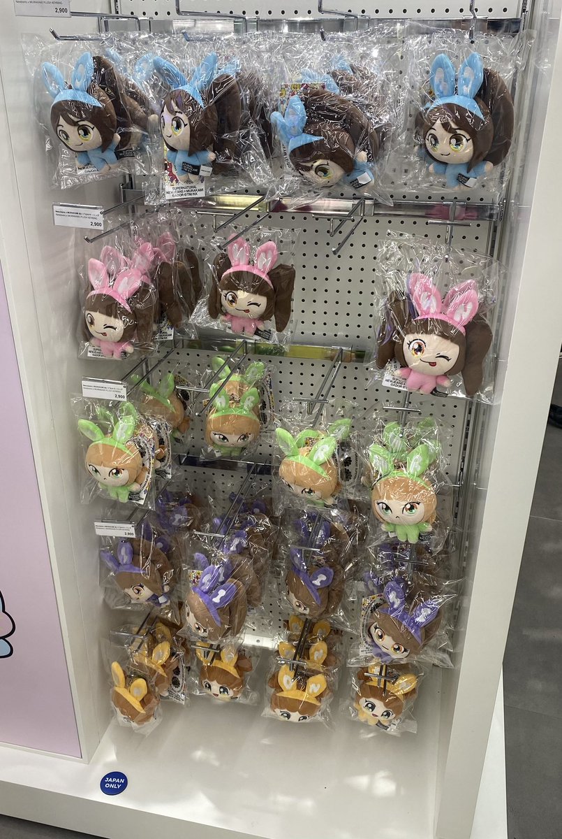 Modani12345's tweet image. LINE FRIENDS 渋谷本日16時ごろ！
newjeans村上ぬいキー、ふじわらTシャツ共にまだまだありそう🫶🏻（Tシャツに関してはレジで店員さんにすすめられた😂）

店内平和で、タイミングによっては個体差ゆっくり吟味できるくらい余裕ある🍠🍠
#NewJeans