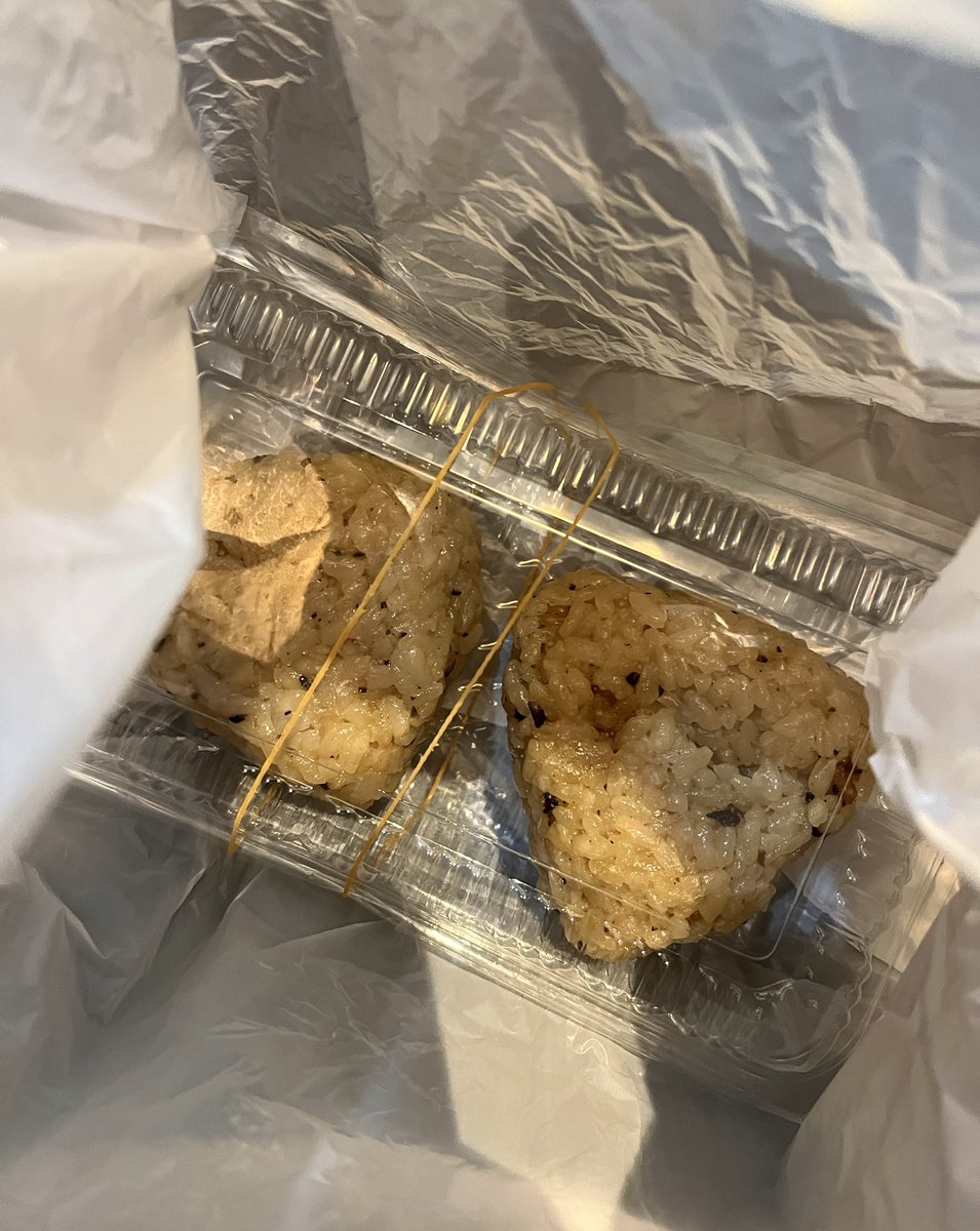 金曜日おつかれディナーということでたまたますっごく美味しい店に入れて癒されましたー！スペシャル八寸に寒鰤と山椒、柿とクリームチーズの春巻きにお店の究極名物である黒トリュフ土鍋ご飯、、！！美味しさに本当に感動して嬉しいことに残りをおにぎりのお土産にしていただいて🥹ご馳走様でしたー