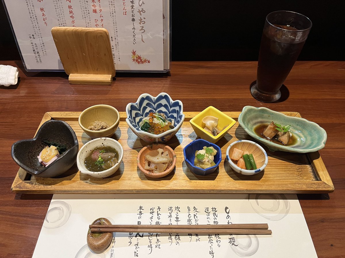 noorasiro's tweet photo. 金曜日おつかれディナーということでたまたますっごく美味しい店に入れて癒されましたー！スペシャル八寸に寒鰤と山椒、柿とクリームチーズの春巻きにお店の究極名物である黒トリュフ土鍋ご飯、、！！美味しさに本当に感動して嬉しいことに残りをおにぎりのお土産にしていただいて🥹ご馳走様でしたー https://t.co/VbivvTX5cR