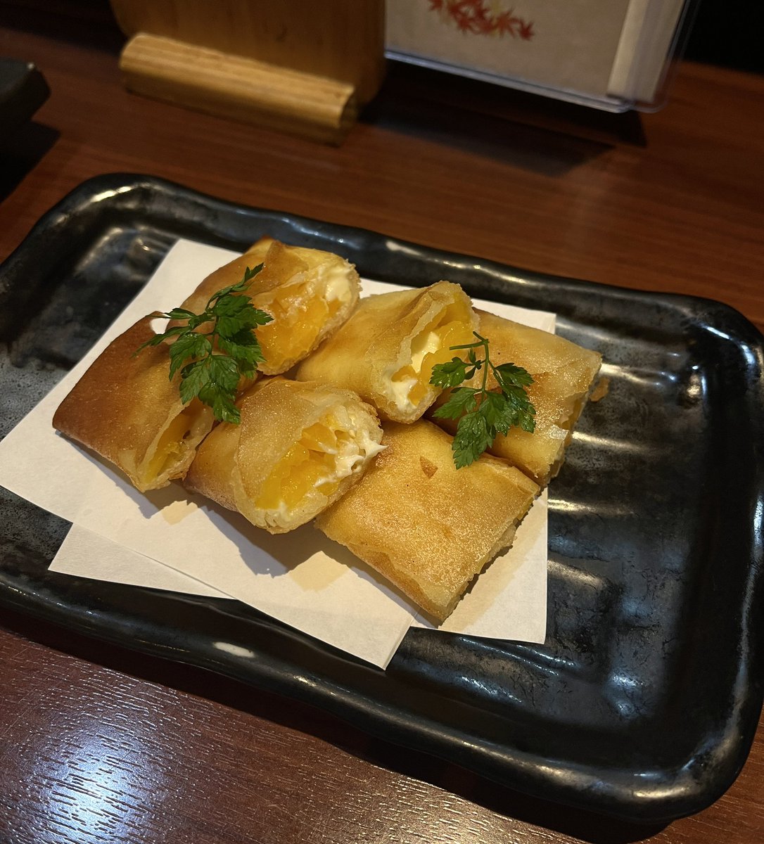 noorasiro's tweet photo. 金曜日おつかれディナーということでたまたますっごく美味しい店に入れて癒されましたー！スペシャル八寸に寒鰤と山椒、柿とクリームチーズの春巻きにお店の究極名物である黒トリュフ土鍋ご飯、、！！美味しさに本当に感動して嬉しいことに残りをおにぎりのお土産にしていただいて🥹ご馳走様でしたー https://t.co/VbivvTX5cR