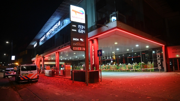 Brandweer en politie onderzoeken glas met vloeistof bij benzinepomp Tramsingel -  bredavandaag.nl/l/431107