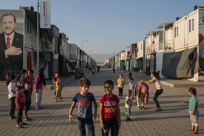 Özal'ın Irak'tan getirdiği k*rt istilacılar arasında hala Türkçe'yi öğrenmeyenler var.
Bugün, toplum olma meziyetinden yoksun bu azınlık üzerinden terör ve kolpa mağduriyet üretiliyor.
AKP, asla uyum sağlamak istemeyen 15 milyon suçlu ve barbar getirdi.

Yani ülkeyi çoktan yıktı.