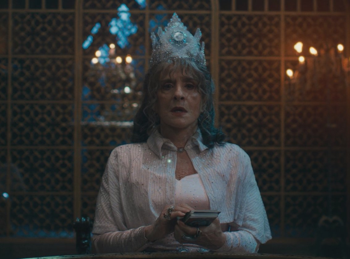 ฉันรู้แล้วว่าฉันพลาดตรงไหน ทางของข้าคดเคี้ยวข้ามเวลา ฉันดูดวงให้ผิดคน ฉันคือผู้เดินทาง ฉันคือราชินีถ้วย