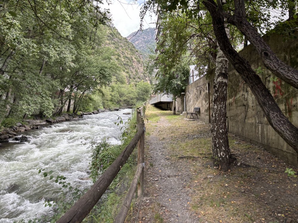 comusantjulia's tweet photo. ⛔️ Es tanca el passeig Valira
❌ L’augment del cabal del riu a causa de les darreres precipitacions ha obligat a tancar-lo provisionalment
⛔️ Per raons de seguretat, no es reobrirà fins que la situació es normalitzi la situació
#tancament #santjuliadeloria https://t.co/guggjGbEuk