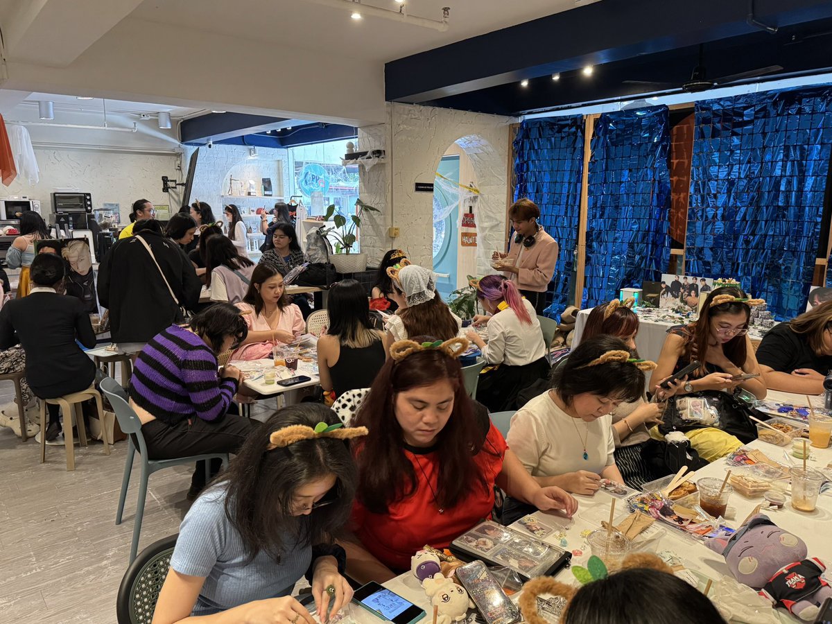 AteezCrewPH's tweet photo. [🎊] Happening now at 6 O’ Clock: A Party in Wonderland. Atinys making their own decodens 🥰🫶🏽

#6oClock #WonderlandatCappo https://t.co/rVcO0ja1C4