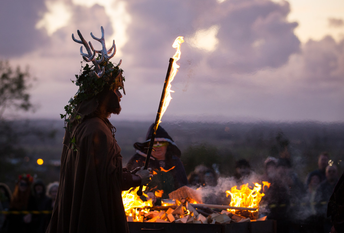 Fire played a key part of #Samhain celebrations in Scotland; A symbol of lighting up the darkness of the coming winter, or used to banish harmful influences, fire has been used for centuries to mark the passing seasons. Find out more this weekend:  zurl.co/4Kgy