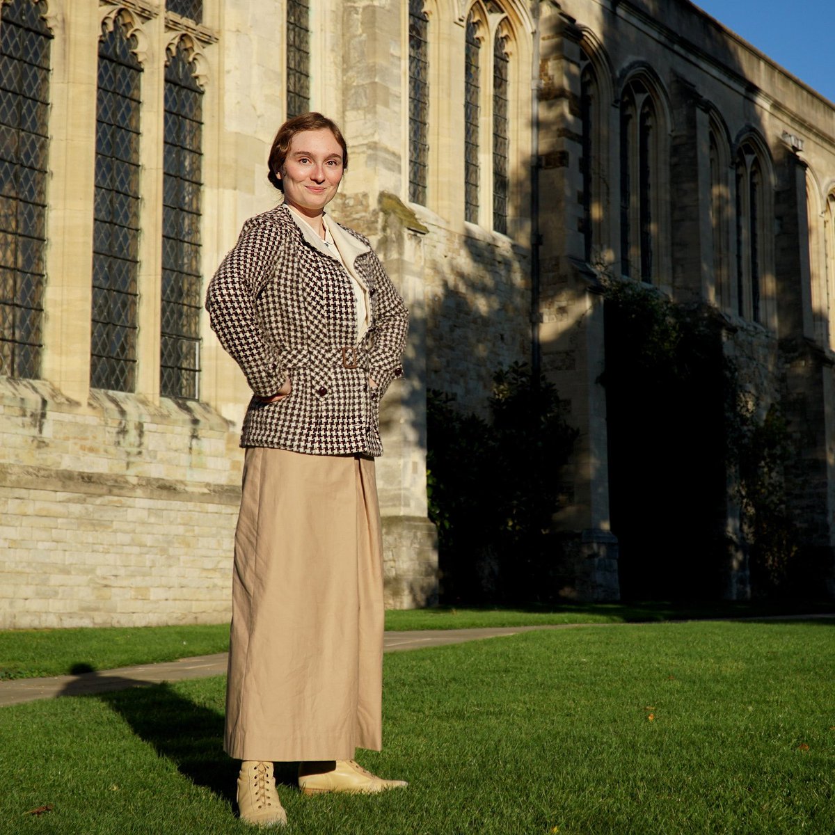 HistoryRiot (@historyrioters) on Twitter photo SHE’S BACK!
Join Lady Harrington Harrington, 1930s ghost-detective, in an all-new adventure and help her solve the mystery of who’s haunting #ElthamPalace this Halloween! 👻🎃
26th October - 3rd November.
For timings see 🧵
<a href="/EnglishHeritage/">English Heritage</a> <a href="/ElthamPalace/">Eltham Palace</a> SHE’S BACK!
Join Lady Harrington Harrington, 1930s ghost-detective, in an all-new adventure and help her solve the mystery of who’s haunting #ElthamPalace this Halloween! 👻🎃
26th October - 3rd November.
For timings see 🧵
<a href="/EnglishHeritage/">English Heritage</a> <a href="/ElthamPalace/">Eltham Palace</a>