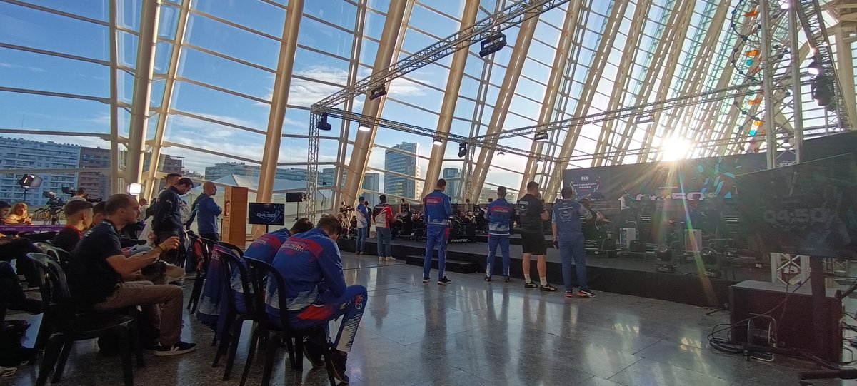 Comienza la Jornada 3 - Finales:

- Mañana: GT - Práctica Libre 30'+ Carrera Semifinal 60'
- Tarde: F4 - Práctica Libre 15' + Cuartos Semifinal 15' 

(Gran Finales mismo formato)

Top 10 avanza a Gran final.