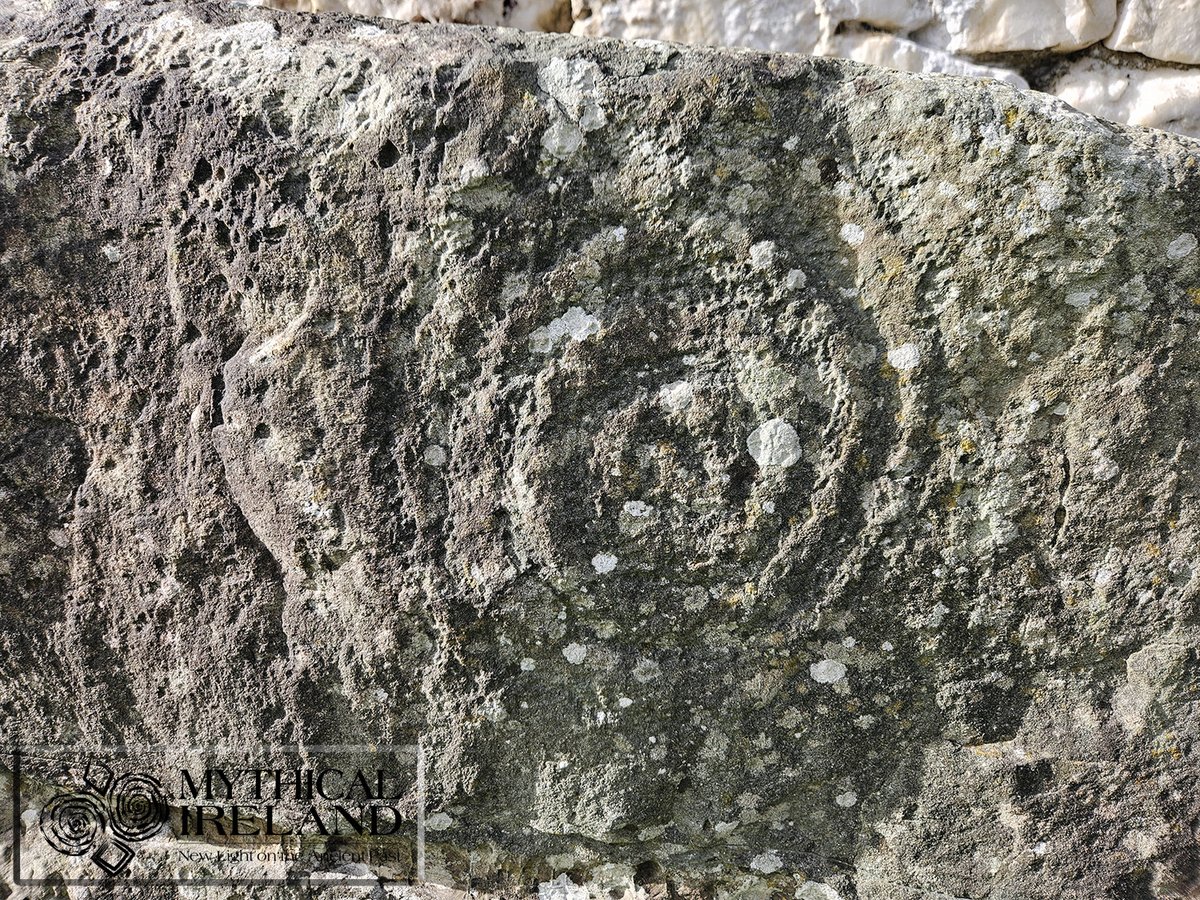 SPIRAL ON KERB 91 AT NEWGRANGE
When I was at Síd in Broga (#Newgrange) on Thursday, the sun came out and perfectly illuminated this spiral picked onto the upper surface of kerb stone 91. K91 is a very long stone at the southeastern portion of the kerb, not far from the entrance.