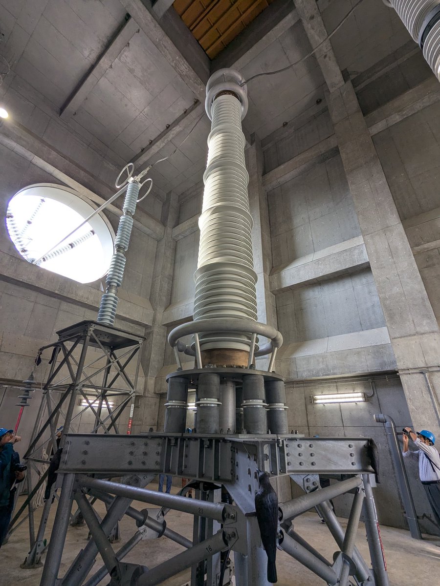 吉岡ケーブルヘッドを見学しました。
ここから地下に引き込まれた送電線は、海中を通って青森へ。