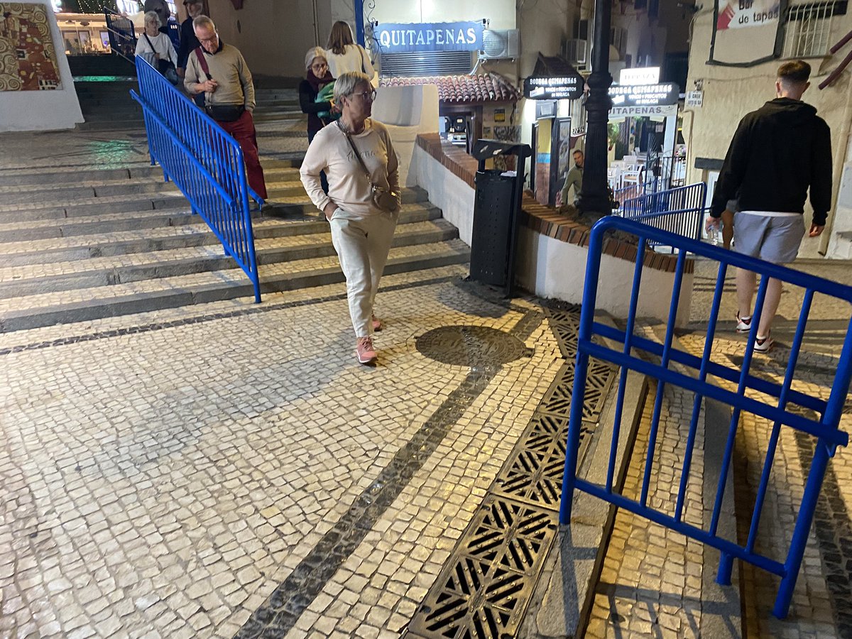 juanfe67_'s tweet photo. @Torremolinos_On  buenos días la barandillas del Bajondillo habrían quedado bastante mejor con un diseño más moderno @margadcm https://t.co/2sXdospuLF