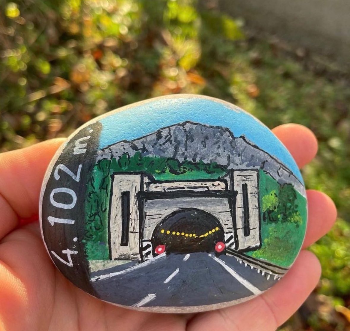 piedresnelcamin's tweet photo. 𝟰.𝟭𝟬𝟮 𝗺 🛣️
… 𝗽𝗮𝗿𝗮 𝗲𝗻𝘁𝗿𝗮𝗿 𝗻𝗲𝗹 𝗣𝗮𝗿𝗮𝗶́𝘀𝘂. 

Solo les asturianes  y asturianos sabemos que ye cruciar el Negrón y emocionase al ver la señal que nos señala que tamos en casa. https://t.co/C0FJaB2bW7