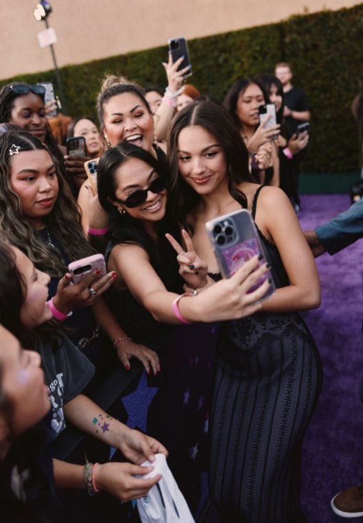 danielleonate's tweet image. i met olivia 😭😭😭😭😭😭😭💜