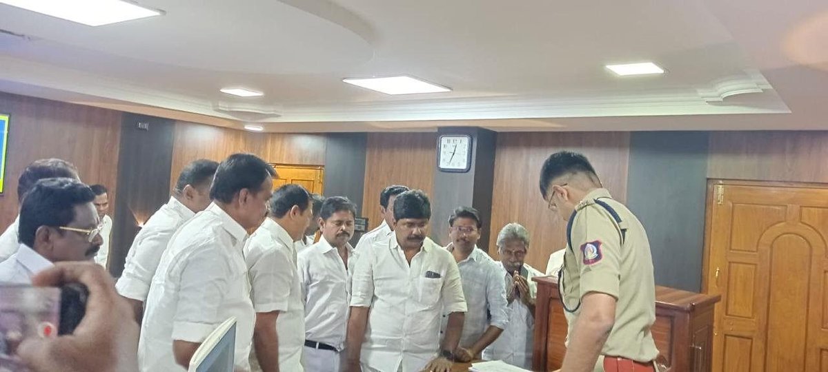 அஇஅதிமுக தொண்டர்கள் உரிமை மீட்பு குழு tweet media