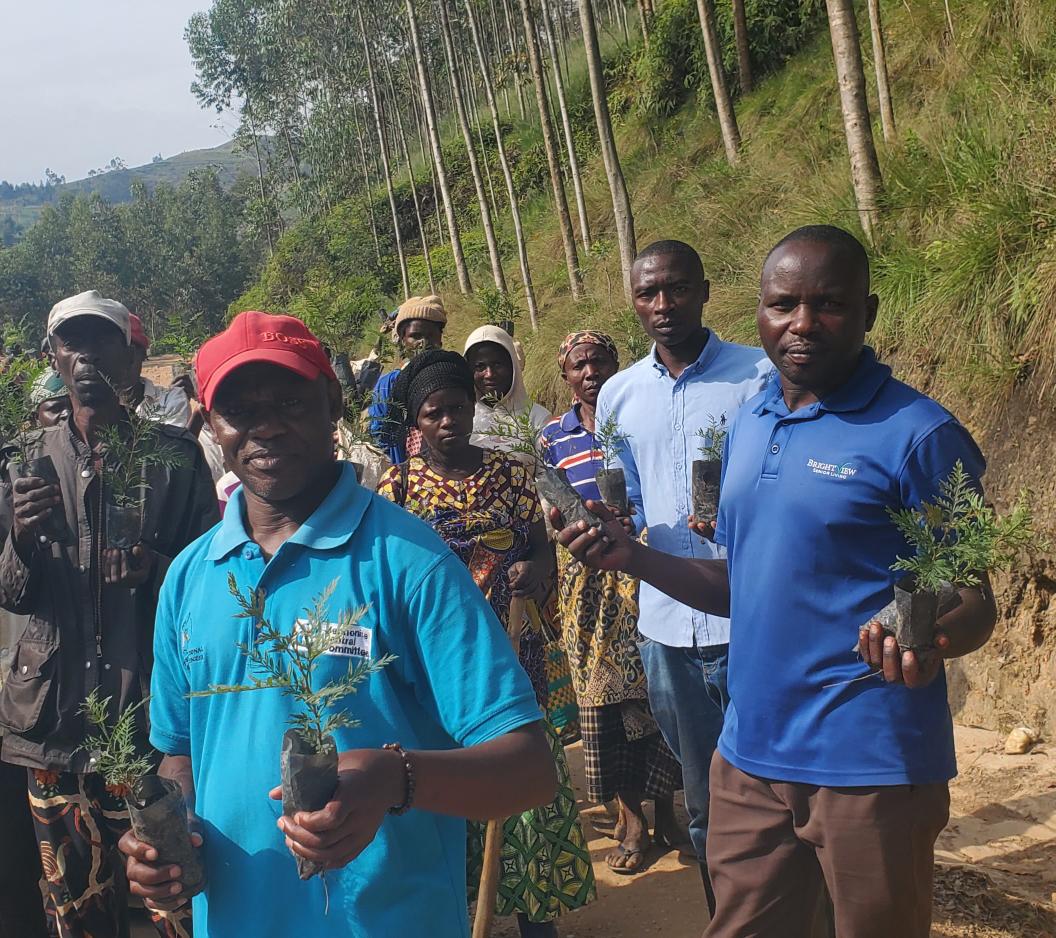 Umunyamabanga Nshingwabikorwa w'umurenge wa <a href="/GashenyiSector1/">GASHENYI Sector Official Page</a> Bwana <a href="/inzizaJbosco/">NKURUNZIZA J.Bosco,</a> yifatanije n'abaturage mu muganda wo gutera ibiti buvangwa n'imyaka <a href="/gahundemaurice/">Maurice Mugabowagahunde</a> <a href="/muka_vestine/">Vestine Mukandayisenga</a> <a href="/GakenkeDistrict/">Gakenke District</a>