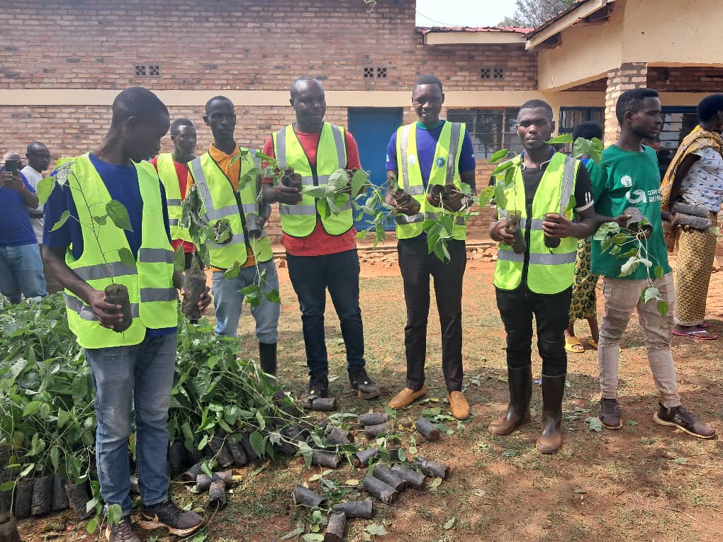 Gisagara YVs twitabiriye umuganda rusange wo gutera igiti mu murenge wa Muganza, akagari ka Remera.
<a href="/GisagaraDistr/">Gisagara District</a> 
<a href="/RwandaLocalGov/">Ministry of Local Government | Rwanda</a> 
<a href="/Rwandapolice/">Rwanda National Police</a> 
<a href="/GisagaraNyc/">Gisagara National Youth Council</a> 
<a href="/REMA_Rwanda/">Rwanda Environment Management Authority</a> 
#GreenRwanda