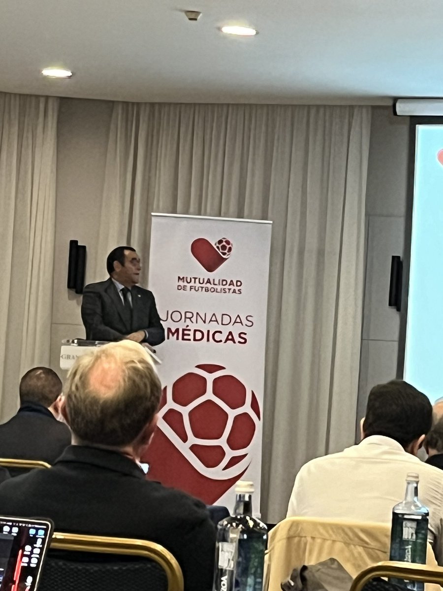 Segundo día de las #JornadasMédicas de la <a href="/MutuaDeFutbol/">Mutualidad de Futbolistas</a> <a href="/rfef/">RFEF</a> el Sr Ramiro Nieto diserta sobre los aspectos jurídicos de la documentación clínica
<a href="/InstitutoCugat/">Instituto Cugat</a>