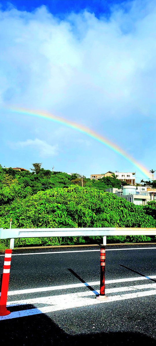 K_emitame's tweet photo. うっすらとW Rainbow🌈

 #イマソラ  #doublerainbow  #沖縄  #ファインダー越しのわたしの世界  #今日からもっと良くなる https://t.co/eRo0Xr7STI