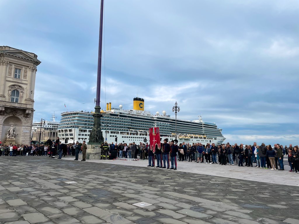 DiscoverTrieste's tweet photo. Buongiorno #Trieste 
In piazza Unità d’Italia le celebrazioni per il 70* anniversario del ritorno di Trieste all’Italia https://t.co/76pveZwwDo