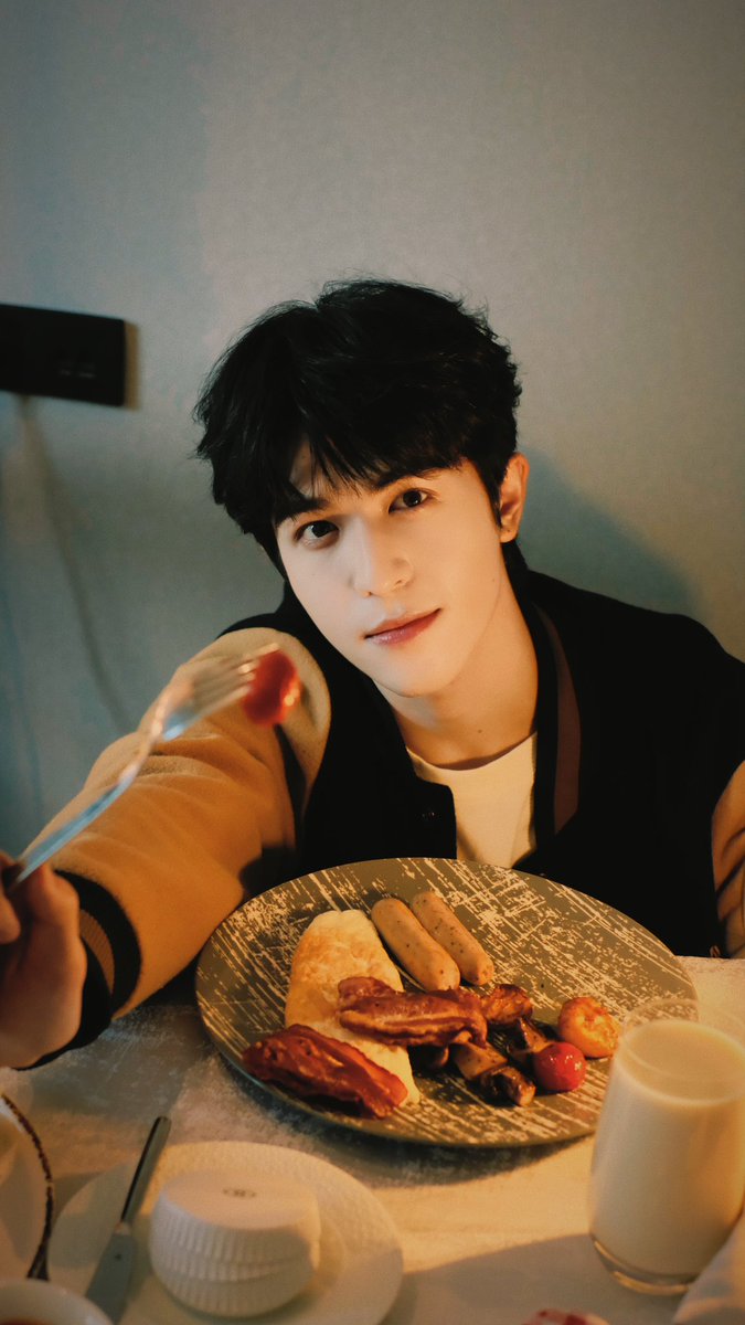 patrick_pppat's tweet photo. กินข้าวกัน! 🧃🥐🥓🍜 https://t.co/9HvQtgKhVh