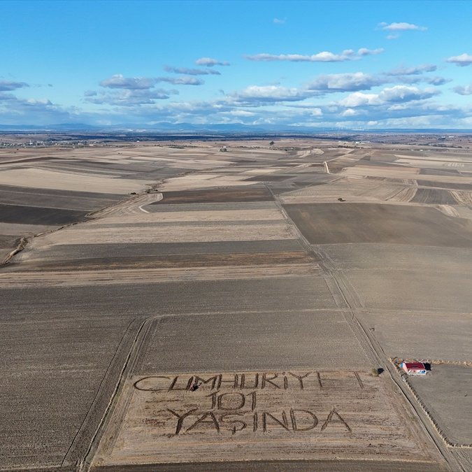 Kırklareli'nde bir çiftçi tarlasına 'Cumhuriyet 101 yaşında' yazdı. 🇹🇷