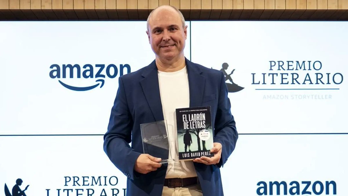 Me emociona enormemente compartir con vosotros que El ladrón de letras ha sido la novela ganadora del Premio Literario Amazon Storyteller 2024. 🏆📖
Si queréis revivir el anuncio del ganador, podéis ver el momento aquí:
youtube.com/live/3UPkOBmmx…