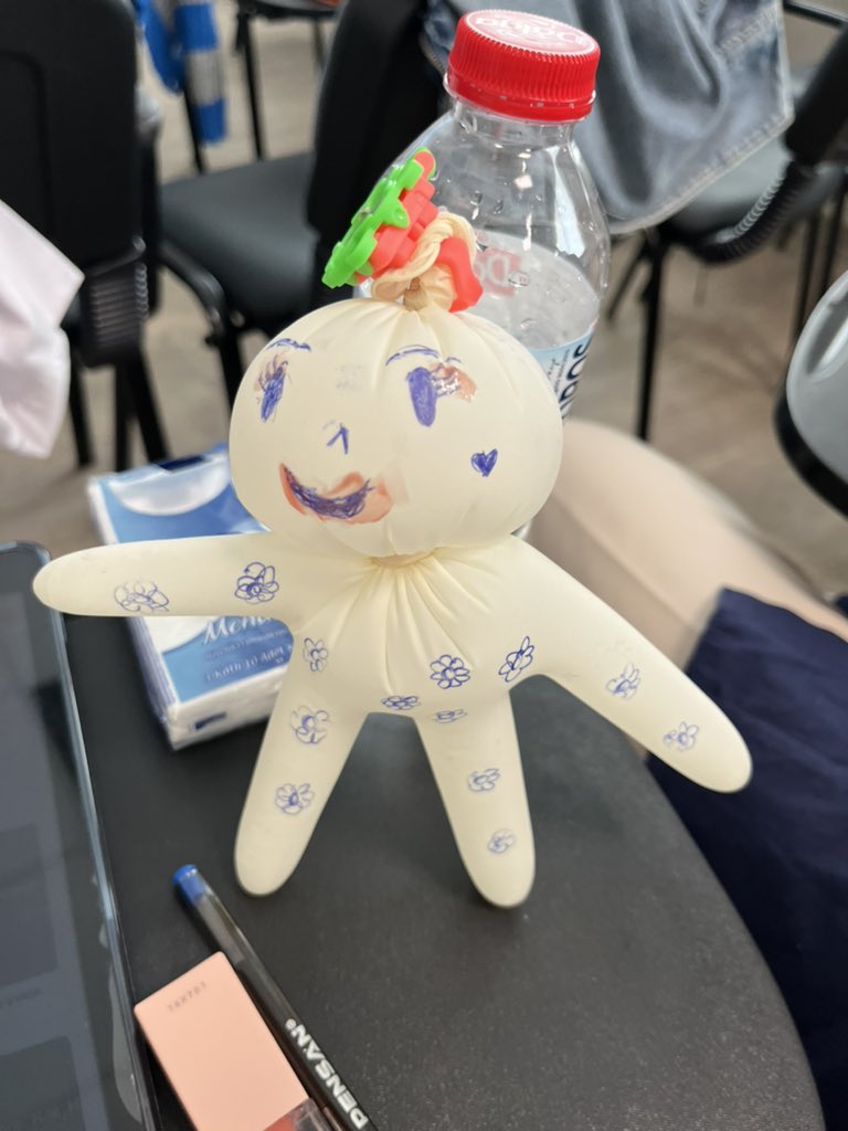 Büyüdük stajyer doktor olduk hala bebekle oynuyoruz