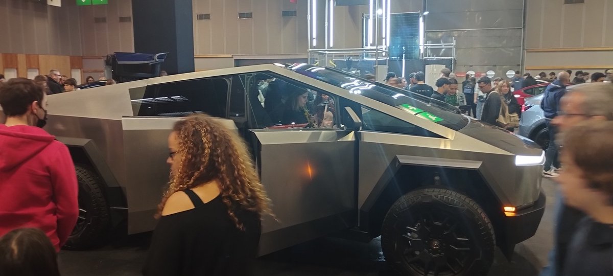 veetcoder's tweet image. A wild cybertruck in Paris.