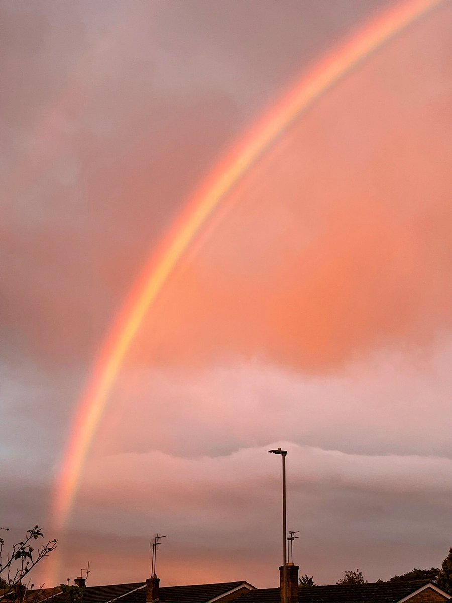 12kiwi's tweet photo. Beautiful rainbow taken from my garden last night #rainbow #brackley #uk #itvmeridianweather https://t.co/0HtraIMMHU