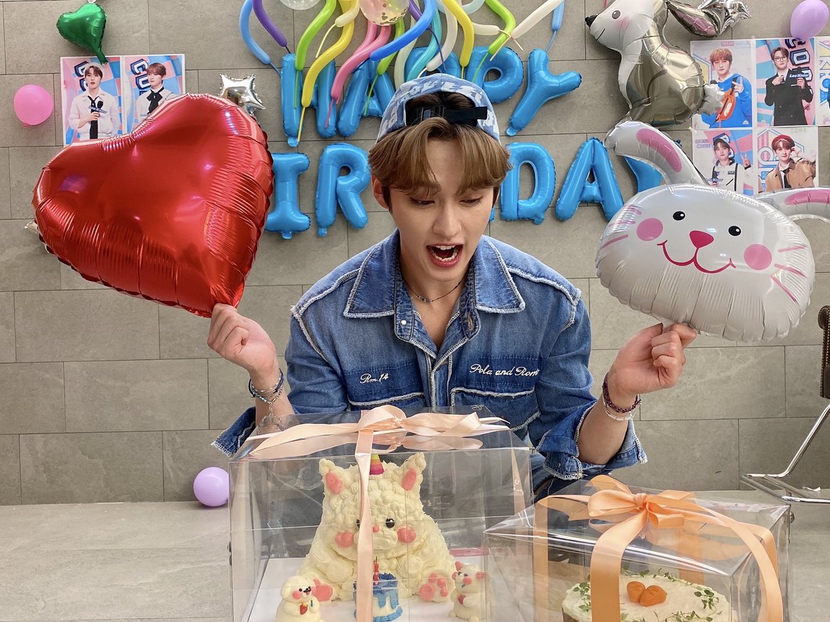 LKglobal_'s tweet image. Thank you Lee Know for gifting us a self made mini vlog days before your birthday, one that you filmed, edited and uploaded yourself without any help. Even tho you are the one that should get all the gifts, you never forget to gift us something too, you take time out of your busy…